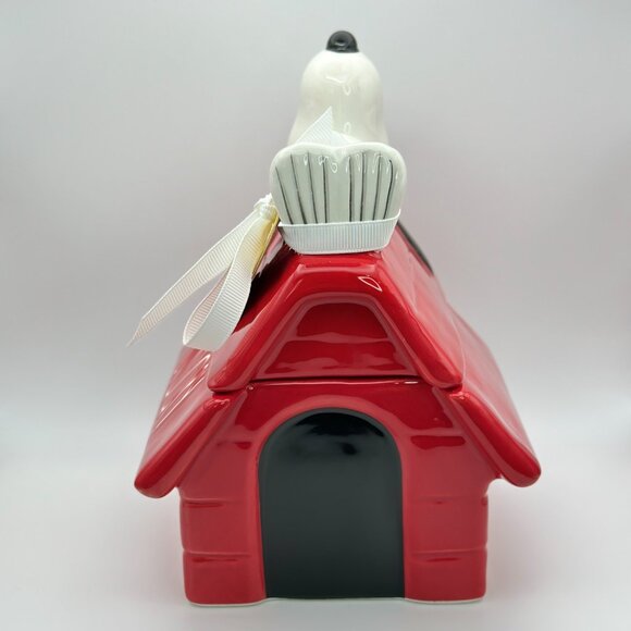 Snoopy Red Doghouse-shaped cookie jar by Rae Dunn | Cookie jar | Ceramic jar - Picture 5 of 14